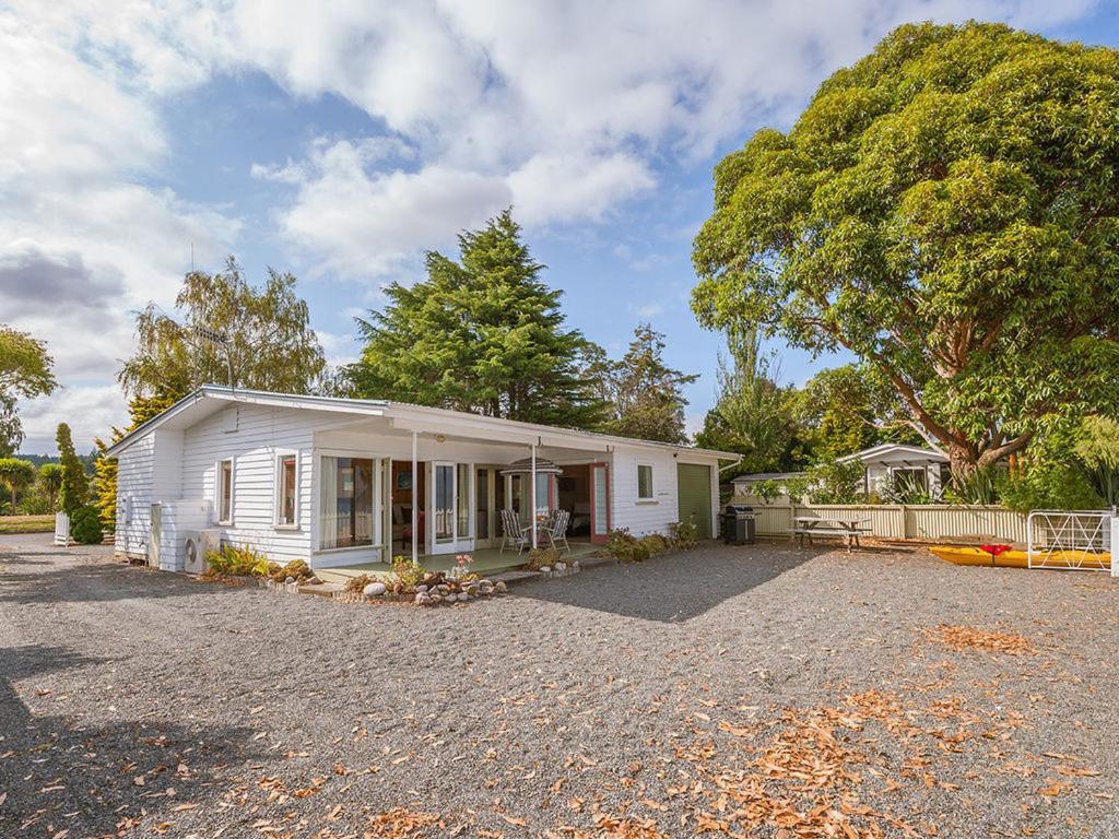 Lake Edge Cottage - Waitahanui Holiday Home Exterior foto
